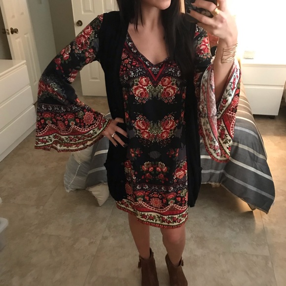 Floral bell sleeve shift dress - Picture 2 of 5